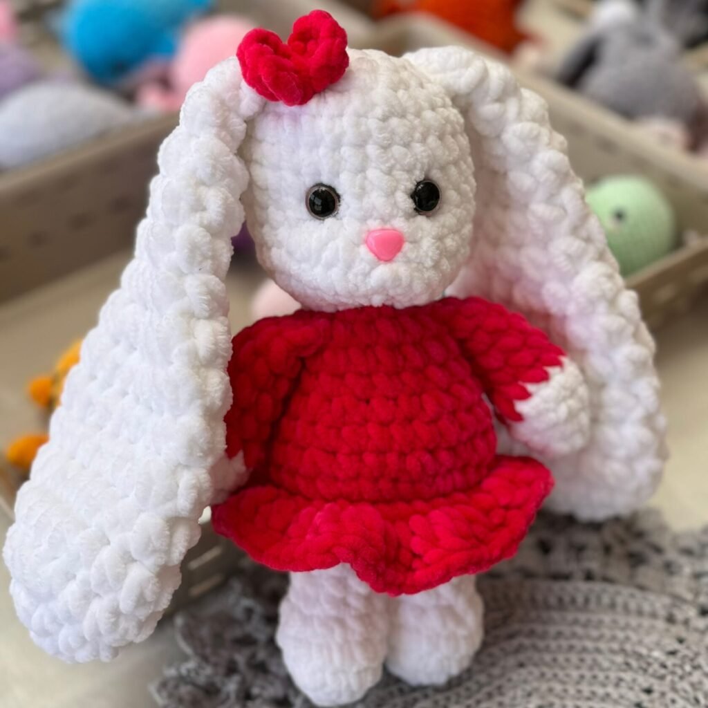 Вязаная игрушка Зайка в платье