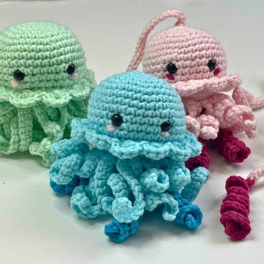 Медуза — вязаная игрушка